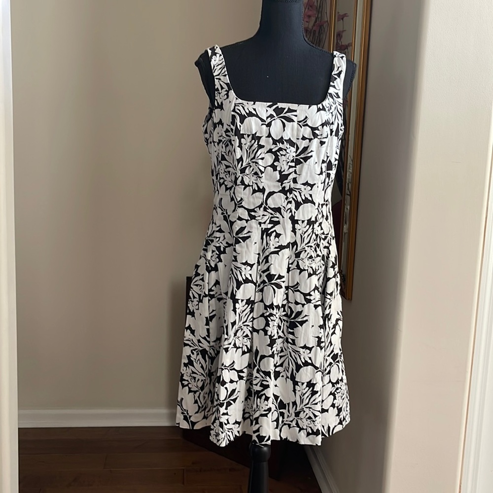 Lauren Black and White Floral Print Fit and Flair Side Zipper Sleeveless Dress